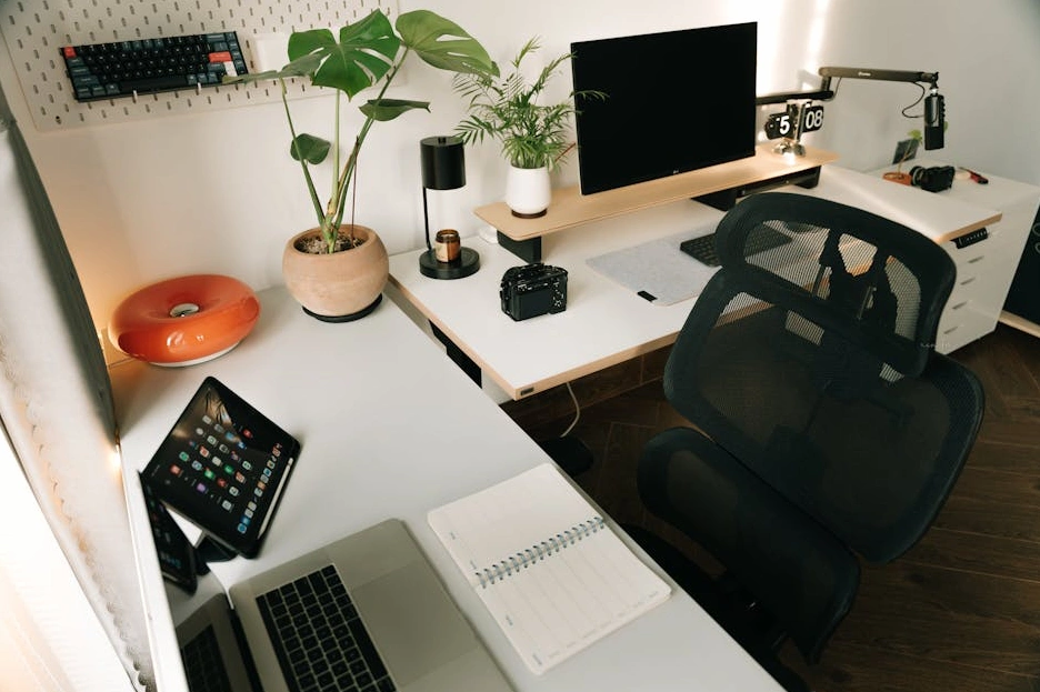 Imprenditore al lavoro in uno spazio creativo e moderno, mentre pianifica strategie su una lavagna.